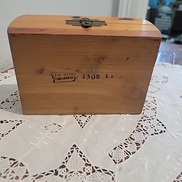Vintage Cedar Wood Trinket Box Jewelry Chest with Hinged Lid Keepsake Etched DAD - Picture 7 of 11